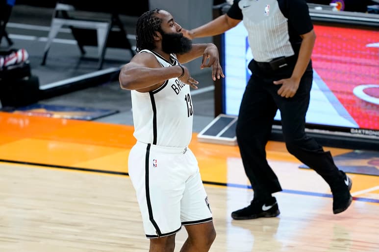 James Harden anotó 37 puntos y bajó 11 rebotes por los Nets. (AP)
