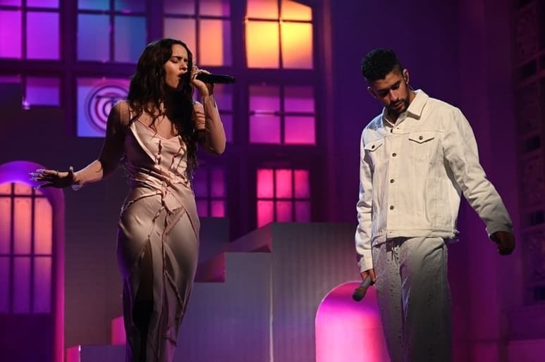 Revolución . Los intérpretes tomaron las riendas del programa cantando en español. .