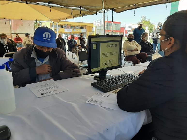 Se instalaron cuatro módulos en Gómez Palacio para registrar en internet a los adultos mayores para la vacuna anti-COVID-19.