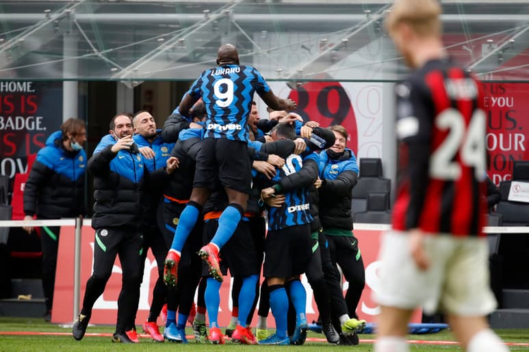 Inter se impuso 3-0 al Milan y ya le saca 4 puntos en el liderato. (AP)