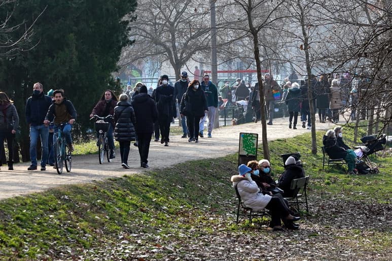 Si bien la primera oleada de casos afectó a Lombardía y las regiones del norte, la segunda ola acaecida en el otoño del 2020 ha impactado en todo el país. (EFE)