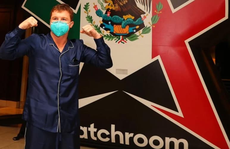 Con el cubrebocas en todo momento y enfundado en un outfit con aires asiáticos, el 'Canelo' (54-1-2, 36 KO's) realizará la defensa obligatoria de sus cetros. (TWITTER