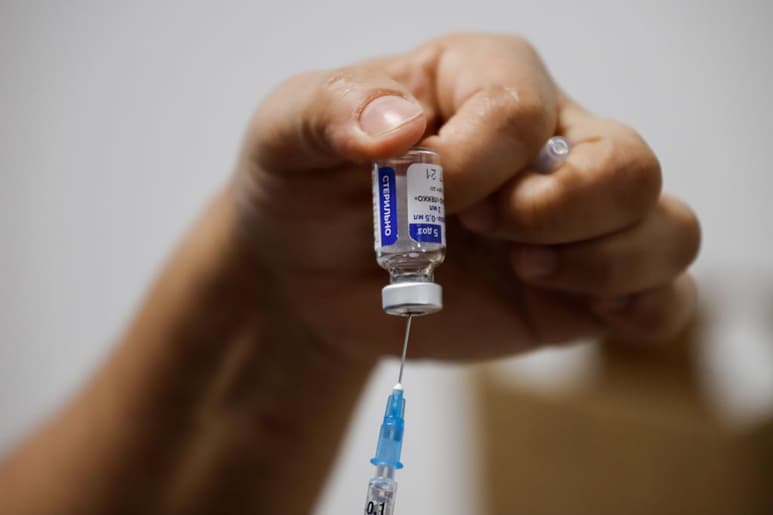 López Obrador informó que esta noche llegarán al país las primeras dosis de la vacuna Sputnik V procedentes de Rusia y mañana más dosis del biológico Pfizer. (EFE)