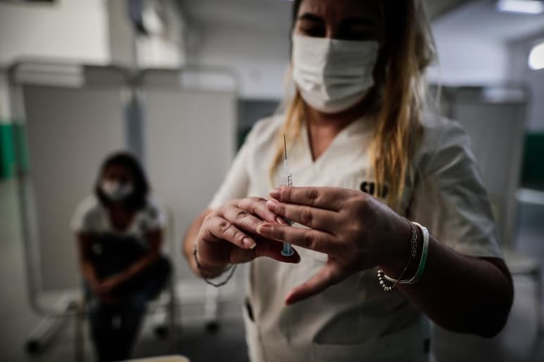 El Ministerio de Salud argentino autorizó la vacuna de la compañía farmacéutica china Sinopharm para el nuevo coronavirus en medio del escándalo causado por el suministro discrecional del inmunizante ruso Sputnik V a allegados al oficialismo, lo que golpeó la imagen del gobierno de Alberto Fernández. (ARCHIVO)