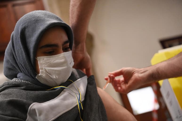El titular de la Organización Mundial de la Salud imploró el lunes a los países ricos a asegurarse de que realmente necesitan ordenar vacunas adicionales contra el COVID-19, para no socavar los intentos de entregarlas a los países más pobres. (ARCHIVO)