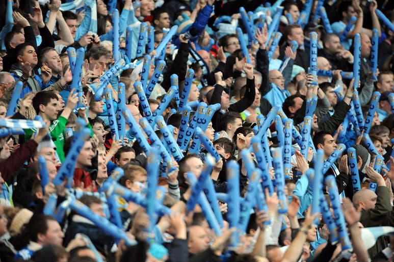 Hasta 10,000 aficionados podrían asistir a los partidos de la Liga Premier en mayo, en el marco de un plan para que las tribunas vuelvan a recibir gente tras el veto derivado de la pandemia del coronavirus. (ARCHIVO)