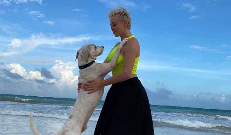 La actriz Rose McGowan, antigua protagonista de la serie Hechiceras y uno de los rostros más visibles del movimiento #MeToo que ha venido denunciando los abusos de toda clase de los que han sido víctimas las mujeres de la industria de Hollywood, reveló que ya es oficialmente residente en México. (ESPECIAL)