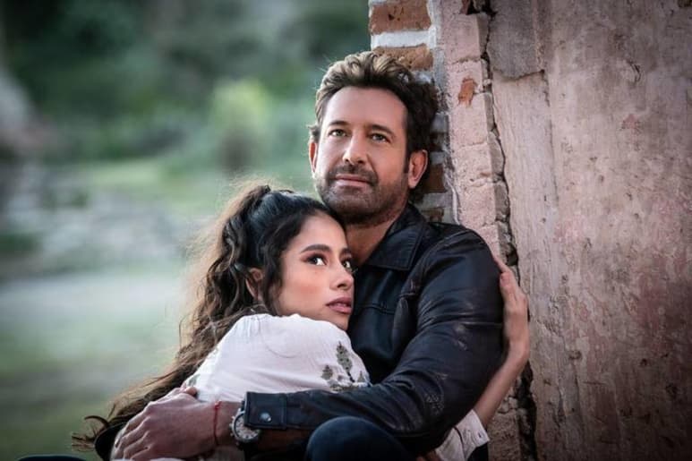 Luego de que se diera a conocer la presunta baja en el rating de la telenovela Te acuerdas de mí debido al aspecto de su protagonista Fátima Molina, internautas han salido en su defensa señalando que la culpa es de su coprotagonista, Gabriel Soto. (ESPECIAL)