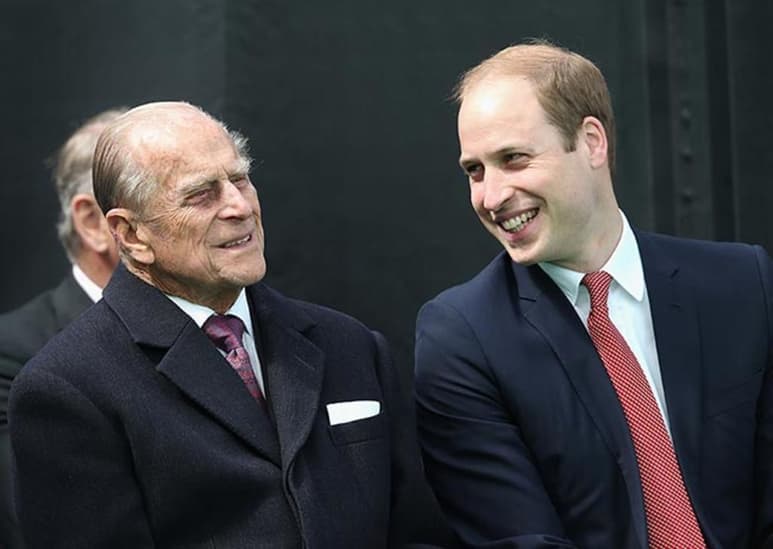 El príncipe Guillermo dijo el lunes que su abuelo, el príncipe Felipe, está “bien” mientras el consorte real de 99 años permanece en un hospital en Londres bajo observación. (ESPECIAL)