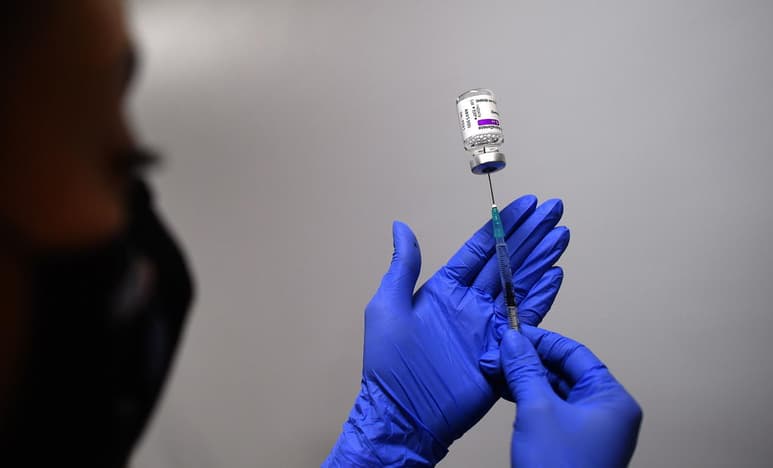 La Administración de Alimentos y Medicamentos (FDA, en inglés), el ente regulador de EUA encargado de aprobar las vacunas contra la COVID-19, recomendó este lunes que no se alarguen los ensayos de aquellas que estén siendo adaptadas frente a las mutaciones del coronavirus. (ARCHIVO)