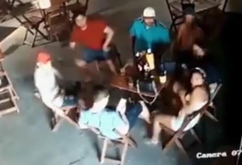 La mujer fue arrestada momentos después (CAPTURA)