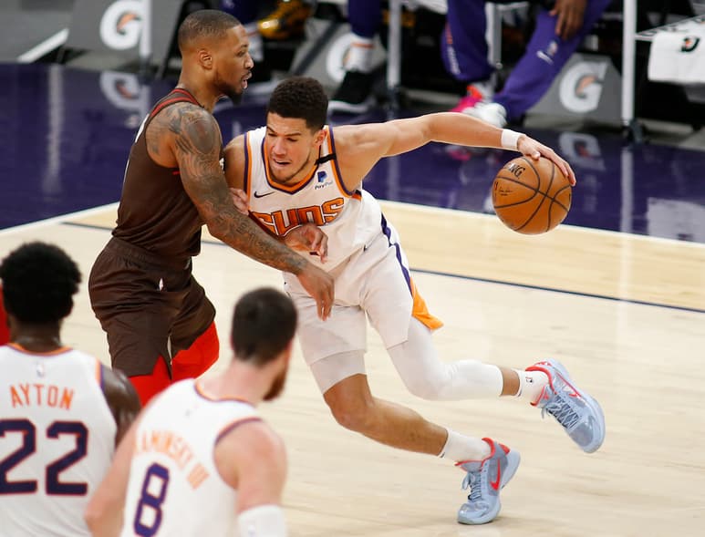 Devin Booker (d) metió 34 puntos en la paliza de los Soles de Phoenix 132-100 sobre los Trail Blazers de Portland. (AP)