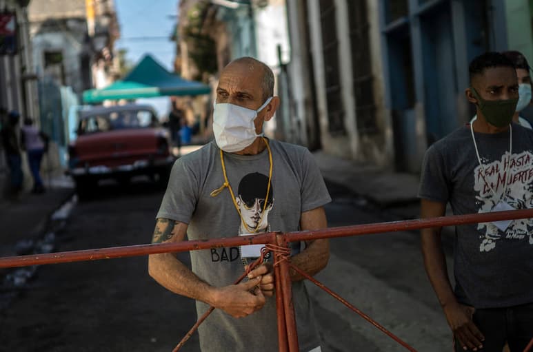 En territorios capitalinos como Habana Vieja y Arroyo Naranjo se produjeron también cierres. (AP)