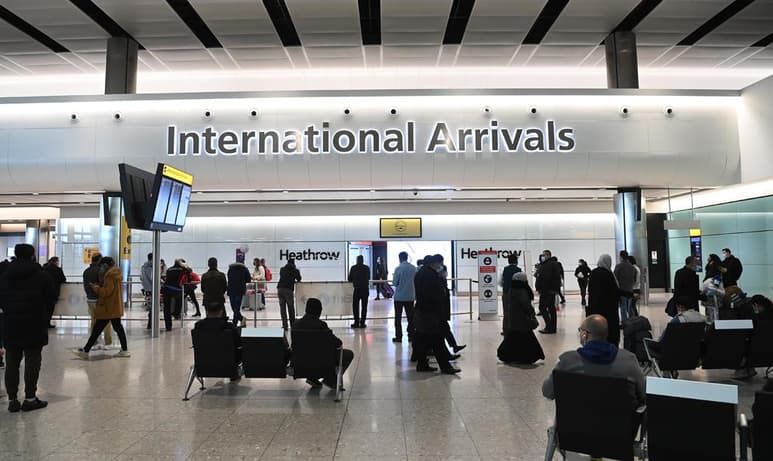 Gran Bretaña planea utilizar su presidencia en el Grupo de las Siete potencias económicas para impulsar un sistema internacionalmente reconocido de pasaportes para vacunados, que podría permitir la reanudación de los viajes por el mundo, aunque el primer ministro Boris Johnson reconoció el martes que la idea plantea cuestiones éticas “complejas”. (ARCHIVO)