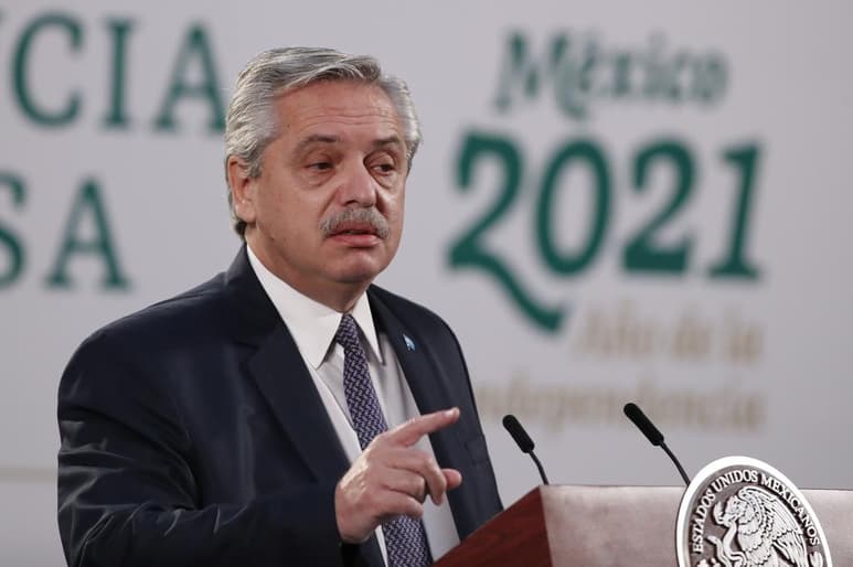 El presidente argentino Alberto Fernández defendió el martes a funcionarios que fueron vacunados contra el nuevo coronavirus pese a no cumplir los requisitos que establece el plan de vacunación y apuntó contra la justicia por su investigación del escándalo que le costó el puesto al ministro de Salud. (EFE)