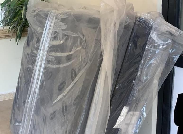 El colchón se habría extraviado al caer de un puente en Periférico mientras era transportado a su destino (FACEBOOK)