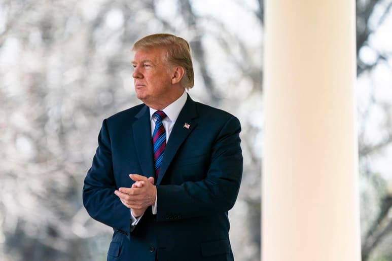 El fiscal Cyrus R. Vance Jr. se pasó un año y medio tratando de conseguir las declaraciones impositivas de Donald Trump. Pronto las tendrá en sus manos, ahora que la Corte Suprema despejó el camino para que las reciba. Pero, ¿qué impacto pueden tener esas declaraciones en las investigaciones que llevan a cabo los demócratas de los negocios del expresidente? (ARCHIVO)