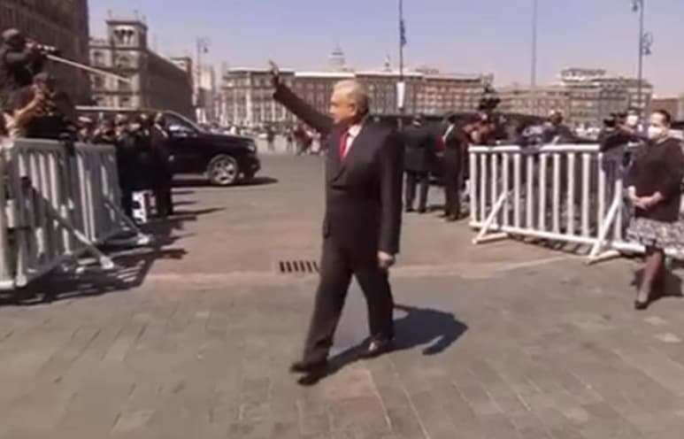 Al salir a despedir de Palacio Nacional a su homólogo de Argentina, Alberto Fernández, por la Puerta de Honor, el presidente Andrés Manuel López Obrador escuchó los gritos de un grupo de personas que solicitaban su intervención.
(ESPECIAL)