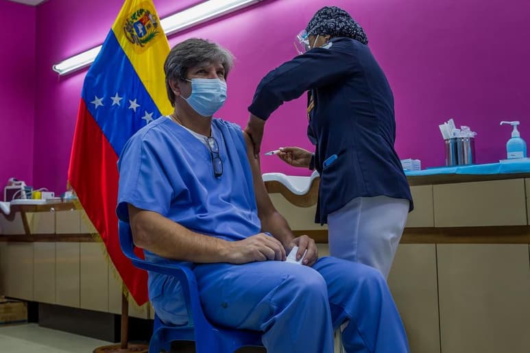 El Gobierno de Venezuela espera vacunar al 70 % de la población contra la COVID-19 este 2021 'si todos los esfuerzos se concretan', informó este martes el ministro de Salud, Carlos Alvarado. (ARCHIVO)