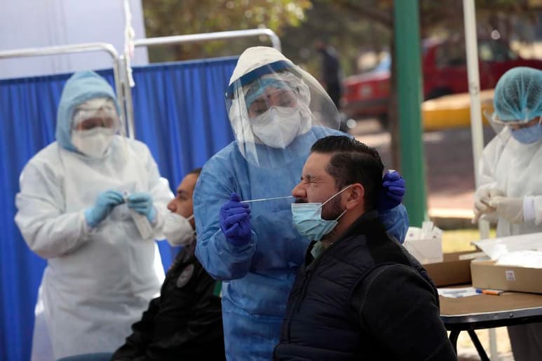 A nivel estatal, el 50.4 por ciento de las pruebas de PCR se realizaron en laboratorios de la Secretaría de Salud del estado, un 38.1 por ciento en laboratorios particulares y un 11.5 por ciento en laboratorios del IMSS. (ARCHIVO)
