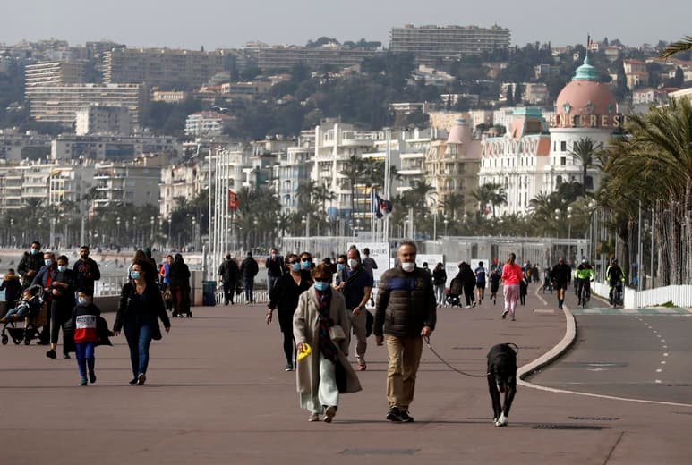 Francia registró este martes 20,064 positivos por coronavirus y 310 fallecidos en hospitales en las últimas 24 horas, que junto a los 121 muertos en asilos y centros de dependencia desde el pasado viernes elevan el total de decesos a 85,044. (ARCHIVO)