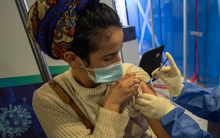 El primer ministro israelí, Benjamín Netanyahu, informó hoy de que su país enviará vacunas contra el coronavirus a otros países que, según medios locales, incluirían a Honduras y Guatemala, además de Hungría y República Checa. (EFE)