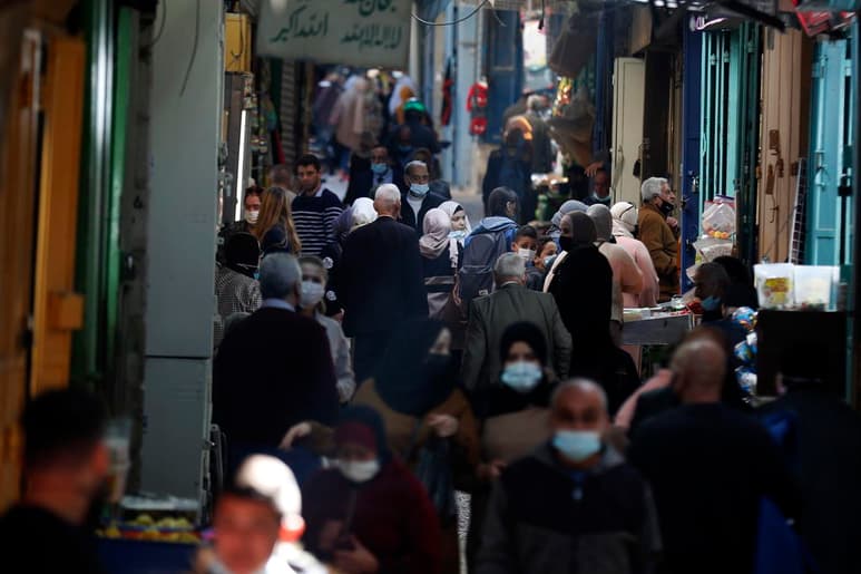 El Gobierno israelí aprobó hoy un toque de queda nocturno de tres días, que comenzará este jueves y coincidirá con la festividad judía de Purim, con el objetivo de evitar un aumento en los contagios de coronavirus. (ARCHIVO)