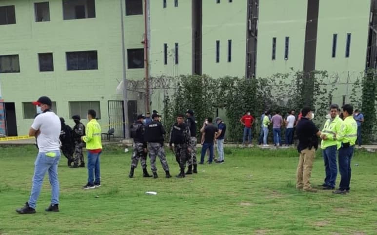 Amotinamientos en cárceles de tres ciudades por peleas entre bandas rivales y un posible intento de fuga dejan al menos 10 muertos en Ecuador mientras la policía y efectivos militares multiplican esfuerzos para controlar la situación. (ESPECIAL)