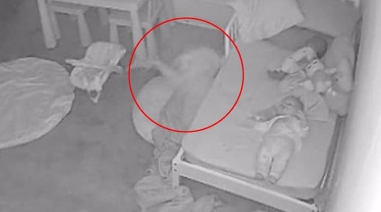 El padre de familia piensa que 'algo' arrastró a la niña bajo la cama (@JOSHDEAN0222)