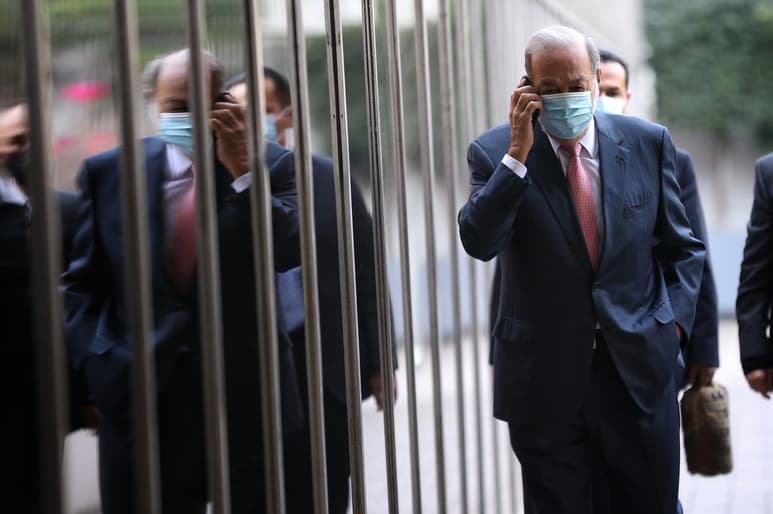 El empresario y multimillonario mexicano Carlos Slim, quien sostuvo este martes una reunión con el presidente de Argentina, Alberto Fernández, dijo que sus inversiones y empresas, como la telefónica Claro, mantienen su confianza en ese país tras los problemas económicos por los que atravesó. (EFE)