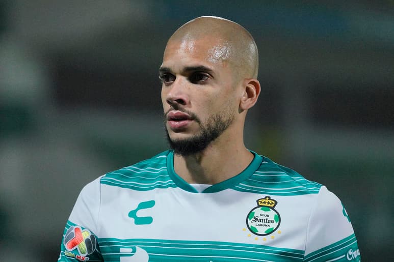 El defensor brasileño Matheus Dória afirmó este martes que el Santos Laguna reaccionará con el abandono de la cancha si alguno de sus jugadores vuelve a recibir insultos racistas, como los que el jueves escuchó el ecuatoriano Félix Torres en el estadio del San Luis. (JAM MEDIA)