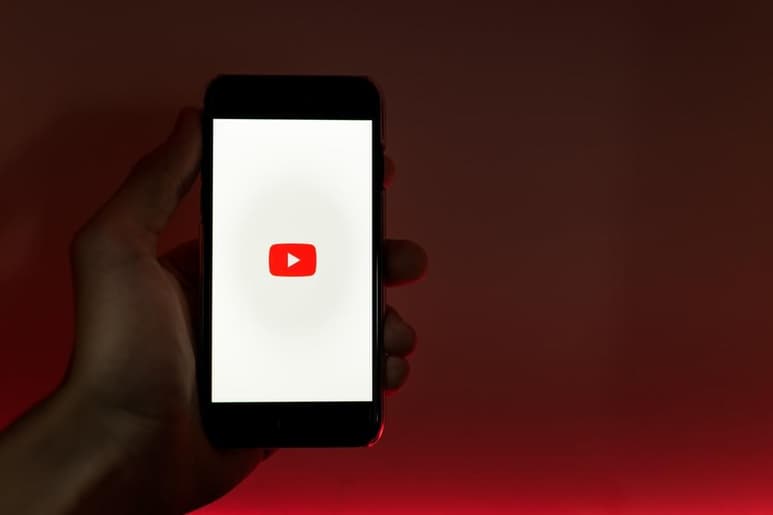 Disfrutar de un video en el celular es cosa de todos los días y la plataforma líder en el tema es YouTube. Sin embargo, muchos usuarios se quejaban de que solo era posible visualizar el contenido en una resolución definida por el dispositivo móvil, lo que podría estar por cambiar ofreciendo a los usuarios una vista hasta 4K. (Especial)