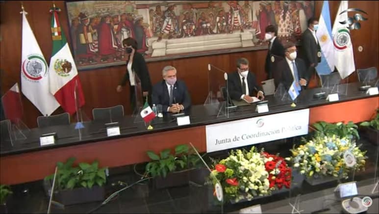 El presidente de Argentina, Alberto Fernández, llegó al Senado de la República para participar en la ceremonia oficial de bienvenida y la Sesión Solemne del Pleno, donde dirigirá unas palabras al poder Legislativo. (ESPECIAL)