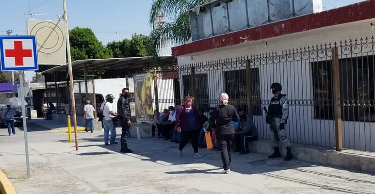 Los quejosos llegaron al hospital para exigir la atención requerida, pues dijeron que no se cuenta con los medicamentos esenciales. (EL SIGLO DE TORREÓN)