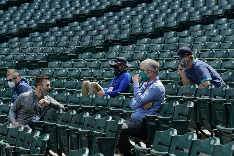 El gerente general Jerry Dipoto y el mánager Scott Servais, junto al entonces CEO Kevin Mather observan una práctica de los Marineros. (ARCHIVO)