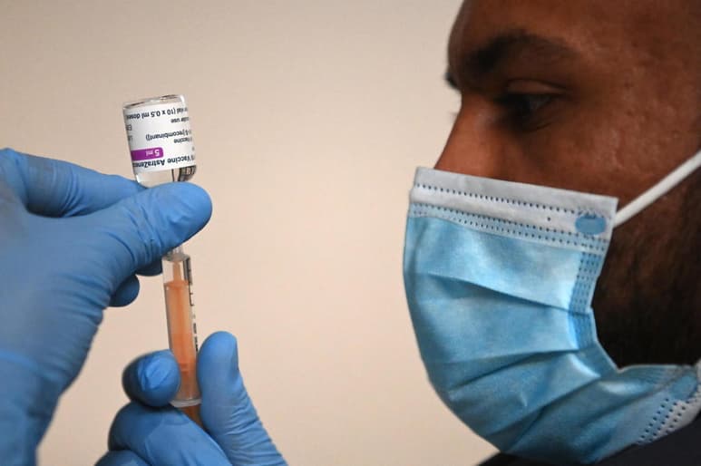 El hecho de que esta vacuna esté pensada para administrarse en una sola inyección, al contrario de las de Pfizer y Moderna, que requieren dos citas, la convierte en una de las más esperadas, ya que aceleraría la campaña de vacunación.
(ARCHIVO)