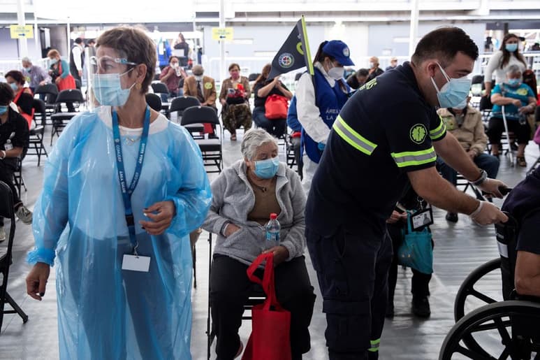 La segunda ola de contagios se estabilizó en Chile, que este miércoles sumó 2,554 nuevos casos de SARS-CoV-2 y recibirá a lo largo de la semana más de 4 millones de nuevas dosis, lo que le permitirá mantener la velocidad de vacunación y afianzar su liderazgo en la región. (ARCHIVO)