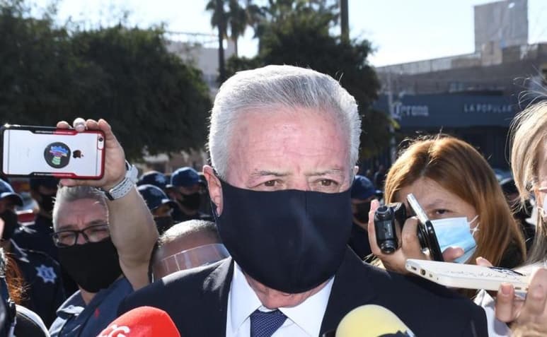 Zermeño se refirió en específico al aspecto ambiental de la ahora modificada Ley de la Industria Eléctrica, misma en la que en primer lugar se privilegia la energía producida por las plantas hidroeléctricas, luego las plantas de energías fósiles y de alta emisión de contaminantes de la Comisión Federal de Electricidad, posteriormente las energías solares o eólicas de particulares y al final las de ciclos combinados de empresas privadas.
(FERNANDO COMPEÁN)