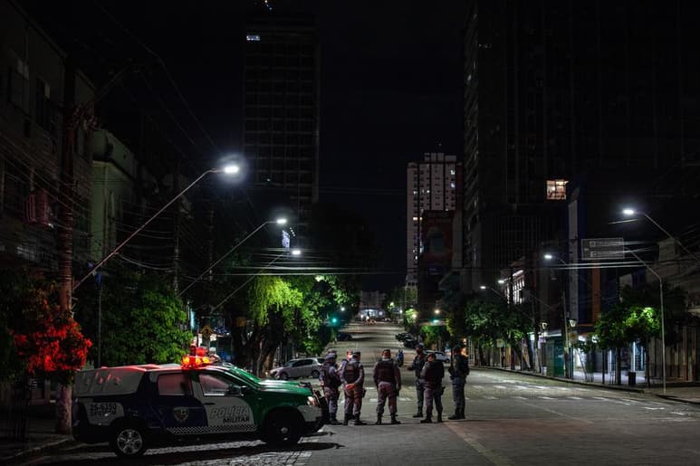 Sao Paulo, el estado más poblado de Brasil y uno de los más golpeados por la pandemia, determinó este miércoles un toque de queda nocturno a partir del próximo viernes para enfrentar la emergencia sanitaria, en medio de un récord en el número de hospitalizaciones por la COVID-19 en toda la región. (ARCHIVO)