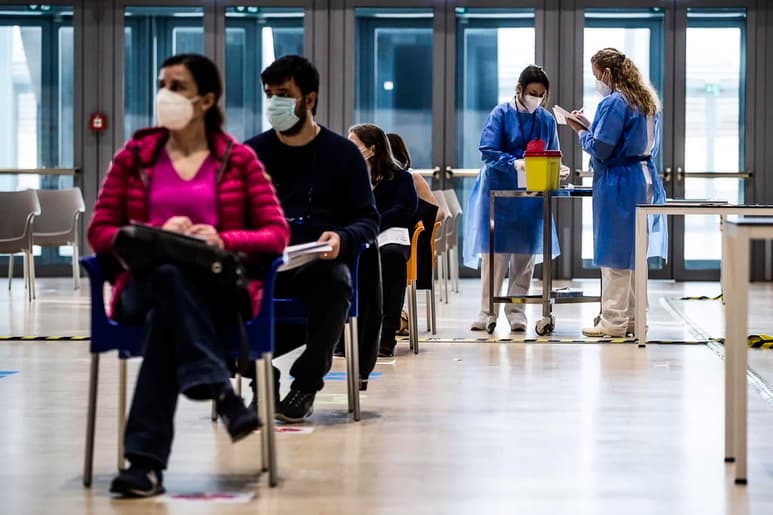Italia registró 16,424 contagios de coronavirus y 318 muertos en las últimas 24 horas, según confirmó hoy el Ministerio de Sanidad, mientras que las autoridades insisten en que aún no es conveniente reducir las restricciones. (EFE)