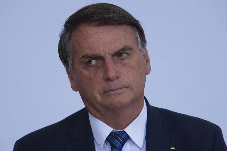 El presidente de Brasil, Jair Bolsonaro, volvió a criticar este miércoles las condiciones de Pfizer para la venta de su vacuna contra la COVID-19, un día después de que las autoridades sanitarias del país aprobaran el registro definitivo de la fórmula del laboratorio estadounidense. (ARCHIVO)