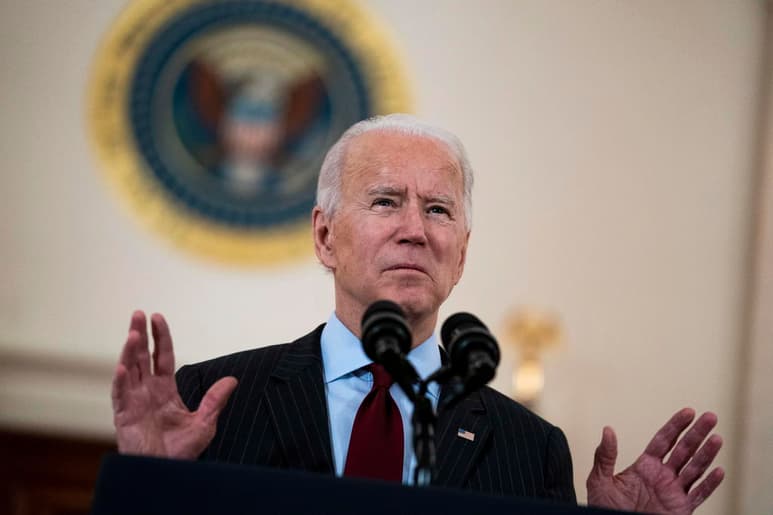 El presidente de Estados Unidos, Joe Biden, lanzó este miércoles una revisión de la estrategia nacional de suministro en sectores clave, como los microchips, para no depender de la producción e importaciones de 'rivales extranjeros', en referencia a China. (ARCHIVO)