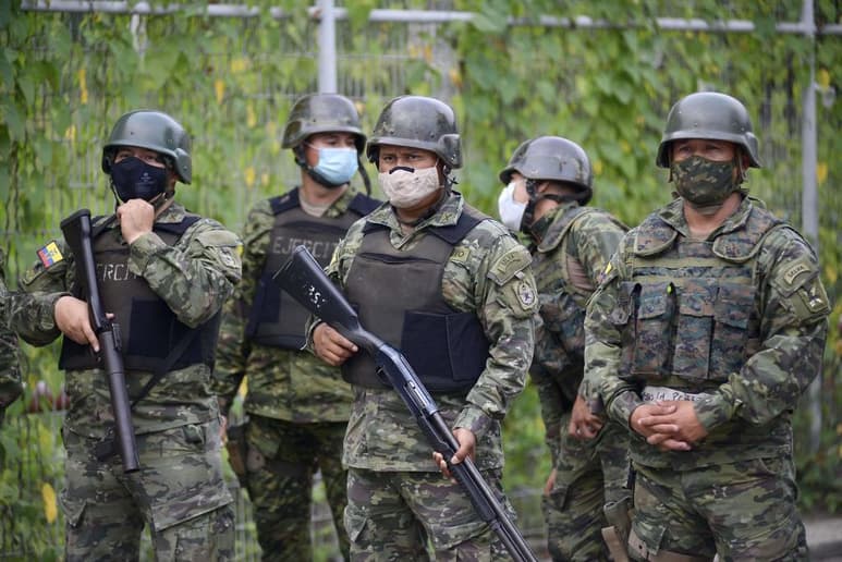 Ecuador trata de entender la matanza desatada el martes dentro de cuatro de sus prisiones, mientras las autoridades judiciales siguen las pesquisas para descifrar lo ocurrido sin descartar, según expertos, que los hechos puedan estar solapados con el narcotráfico. (EFE)