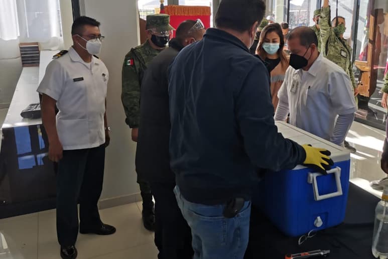El Secretario de Salud en Durango, Sergio González Romero anunció la llegada de más dosis al estado para atender tanto al personal de salud como para los adultos mayores de 60 años. (ARCHIVO)
