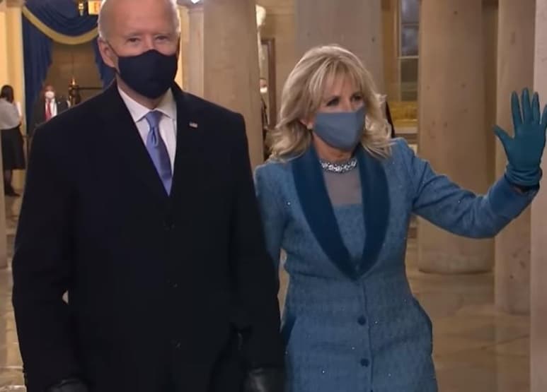 Jill Biden de dio un consejo reconfortante a Kelly Clarkson, al decirle a la cantante y presentadora de televisión, quien se divorció el año pasado, que las cosas pasan para bien y que la vida se verá eventualmente “mejor”. (Especial)
