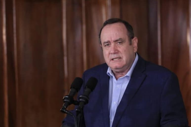 El presidente de Guatemala, Alejandro Giammattei, aseguró este miércoles que hay cinco personas protegidas en Estados Unidos que fueron testigos de la masacre de 19 migrantes en México el pasado 22 de enero. (ARCHIVO)
