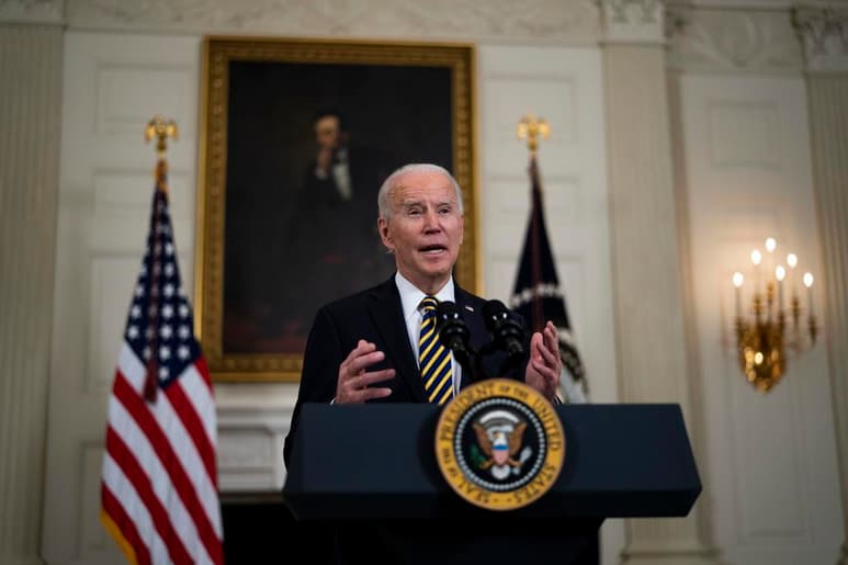 El presidente de EUA, Joe Biden, revocó este miércoles una medida de su predecesor, Donald Trump, que vetaba el ingreso de algunos inmigrantes por considerarlos un 'riesgo para el mercado laboral', entre ellos los beneficiados con la lotería de visas y familiares de residentes permanentes o ciudadanos estadounidenses. (ARCHIVO)