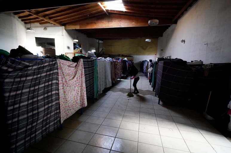 El Departamento de Seguridad Interna anunció que comenzaría a procesar a migrantes instalados en un campamento en Matamoros. (AP)