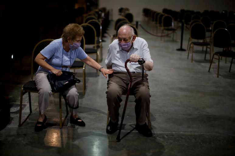 De momento, en Argentina la vacunación es solo para adultos mayores de 60 años. (AP)