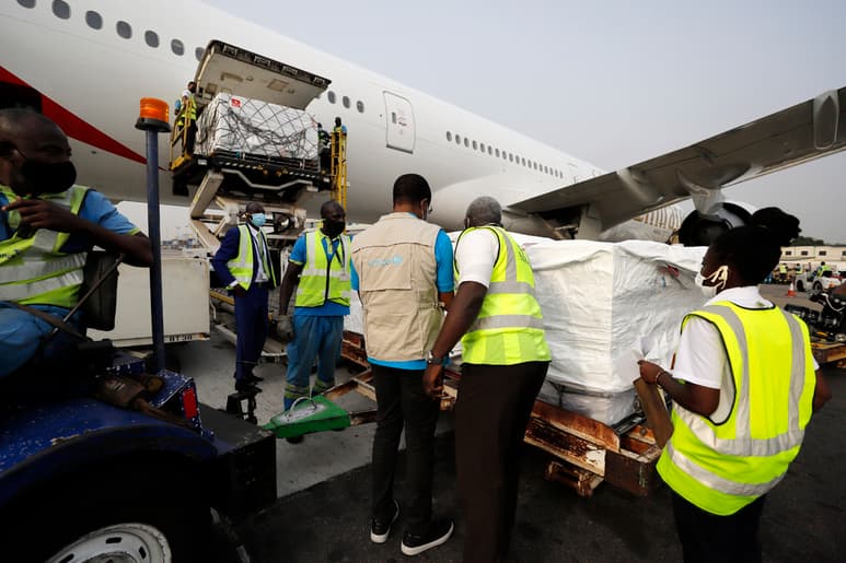 El mecanismo le entregó a Ghana un primer cargamento con 600,000 dosis AstraZeneca fabricadas en India. (ARCHIVO)